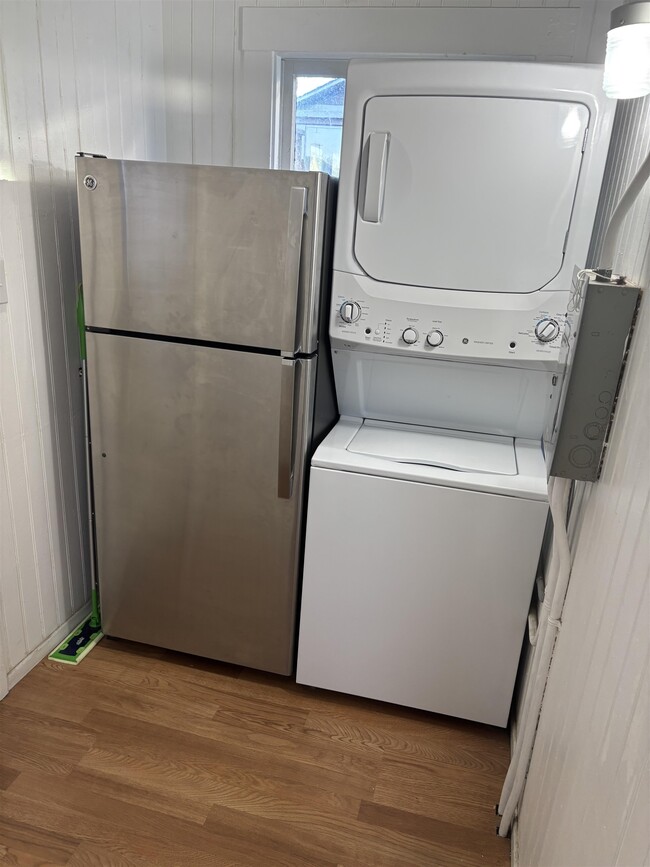 Building Photo - 4 W 7th St