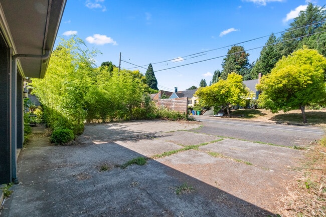 Building Photo - 8206 SW Terwilliger Blvd