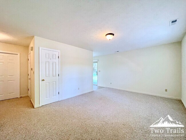 Foto del edificio - 707 Farmington Cir