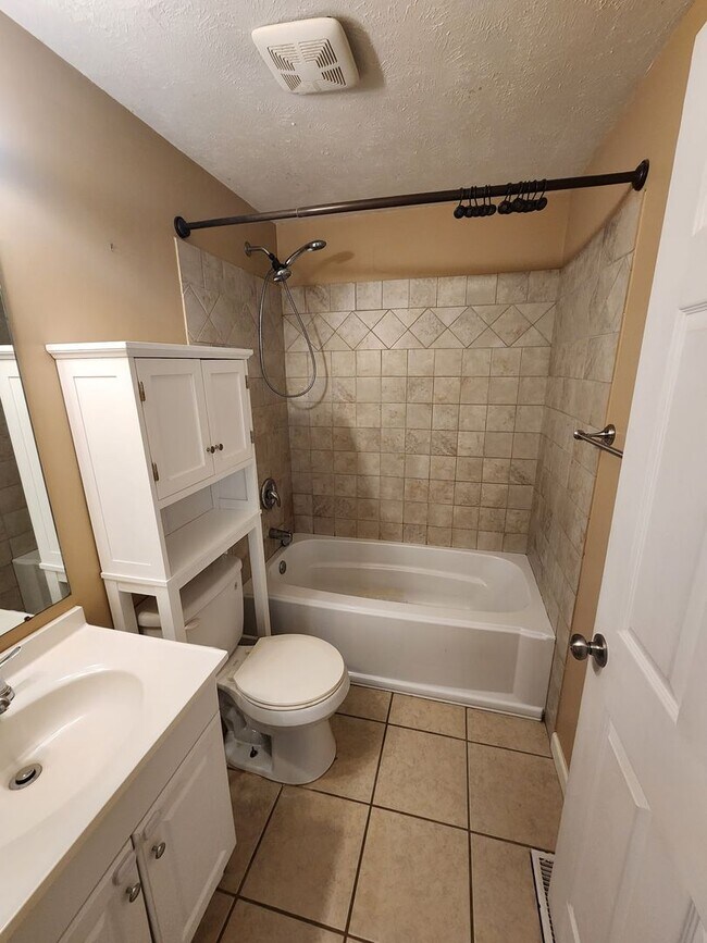 Foto del edificio - Clean, 3 Bedroom Home Available Today!