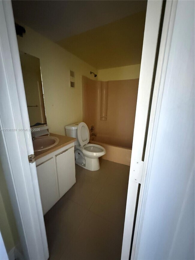 Foto del edificio - 8740 N Sherman Cir