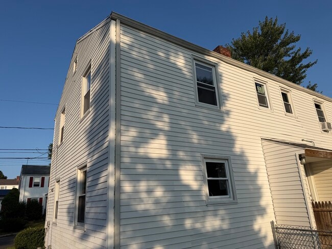 Foto del edificio - 8 Higbie Dr