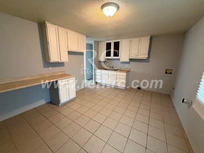 Building Photo - 803 Skyline-