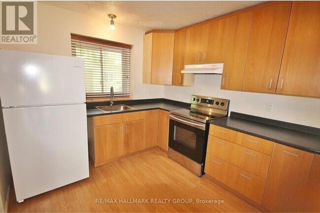 Building Photo - 457 Moodie Dr