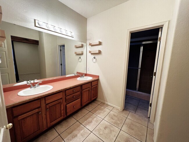 Foto del edificio - Beautiful 3 Bed 2 Bathroom home with Large Backyard