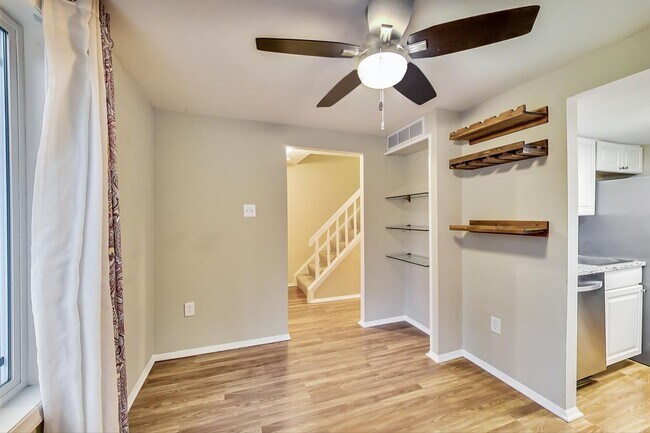 Foto del edificio - COMING SOON - Updated 3+2.5 End Unit w/ 2 PARKING SPACES