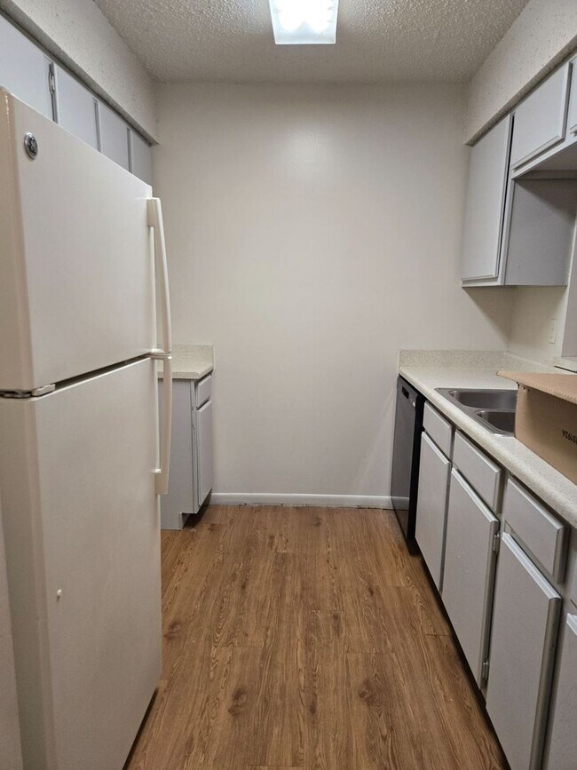 Building Photo - 1 Bedroom, 1.5 Bath Townhouse