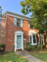 Building Photo - 10 Hamlet Dr