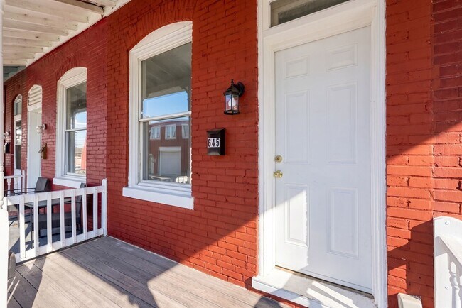 Foto del edificio - Newly Renovated 3 Bedroom, 1 Bathroom Townhouse
