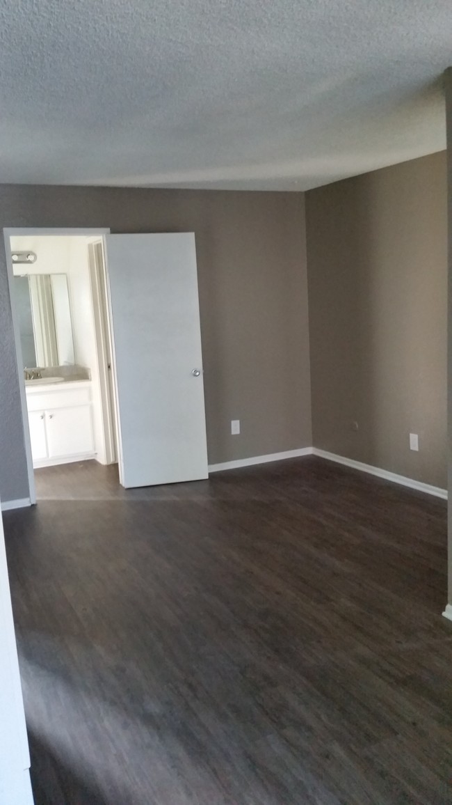 Contemporary two tone paint - Pinecrest Apartments