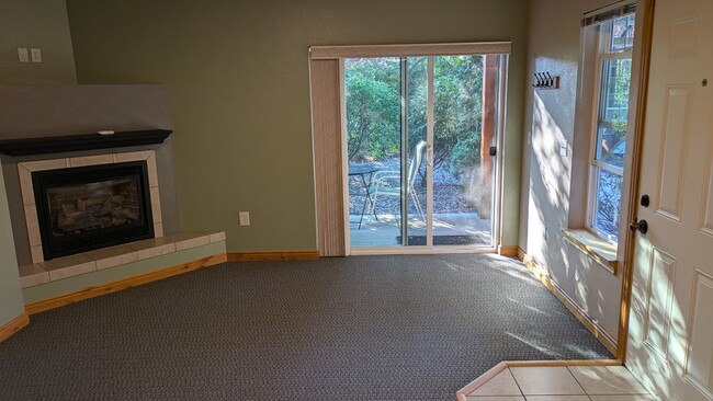 Sala de estar con patio de 18,5 x 13 pies - 2904 Tina Ave