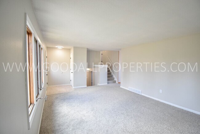 Foto del edificio - Move in special** 5 Bedroom Split Level Ho...