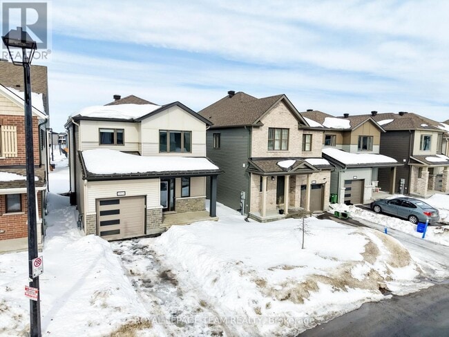 Building Photo - 1019 Showman St