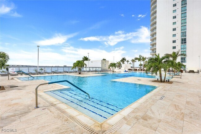 Foto del edificio - 3000 Oasis Grand Blvd