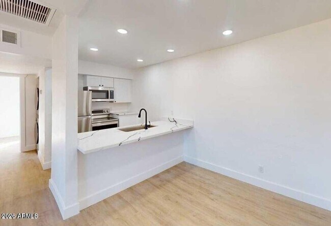 Foto del edificio - 2739 E Tamarisk Ave