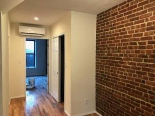 Building Photo - 585 Bay St