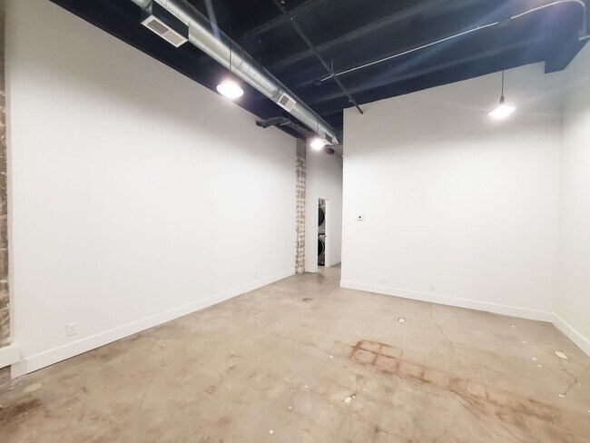 Foto del edificio - One Bedroom in Little Italy, Walking Dista...