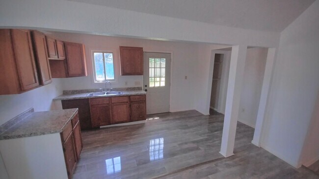 Foto del edificio - Spacious 4 Bedroom 2 bath house located ne...