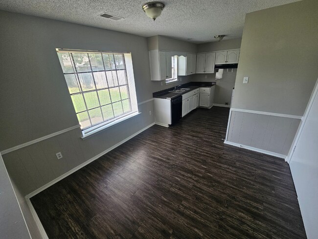 Foto del edificio - PREMIUM RENTAL! 3BR/2BA | Stone Fireplace & Hardwoods | Fenced Yard!