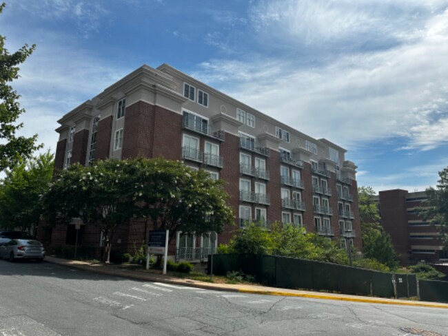 Building Photo - 428 Monroe Ln