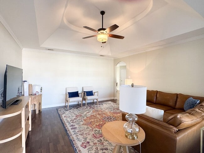 Foto del edificio - Spacious 3BR Home with Open Split Layout, Fenced Yard & Covered Front Porch