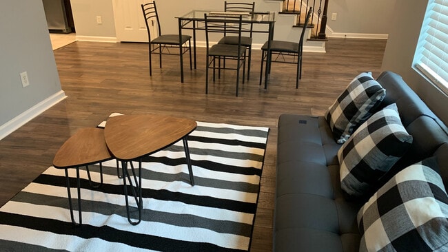 Foto del edificio - Room in House on Pineland Cir