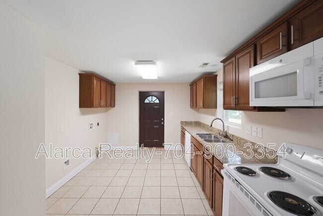 Building Photo - 1542 Monument Ave