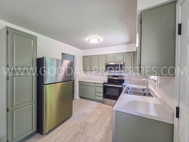 Foto del edificio - 4 Bedroom Split-Level Home for Rent in Urbandale – 2 Living Areas & Private Backyard!