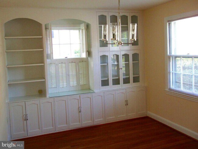 Foto del edificio - 9912 Dickens Ave