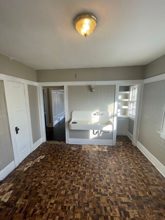 Building Photo - 2419-2421 W Keefe Ave. (Duplex)(ACE PROPERTY)
