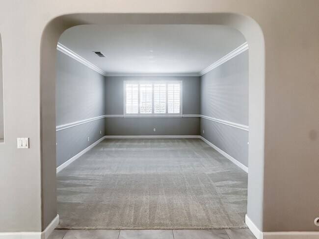Building Photo - 32920 Northshire Cir