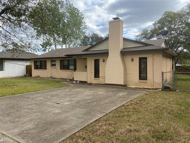 Building Photo - 2934 Mark Twain Dr