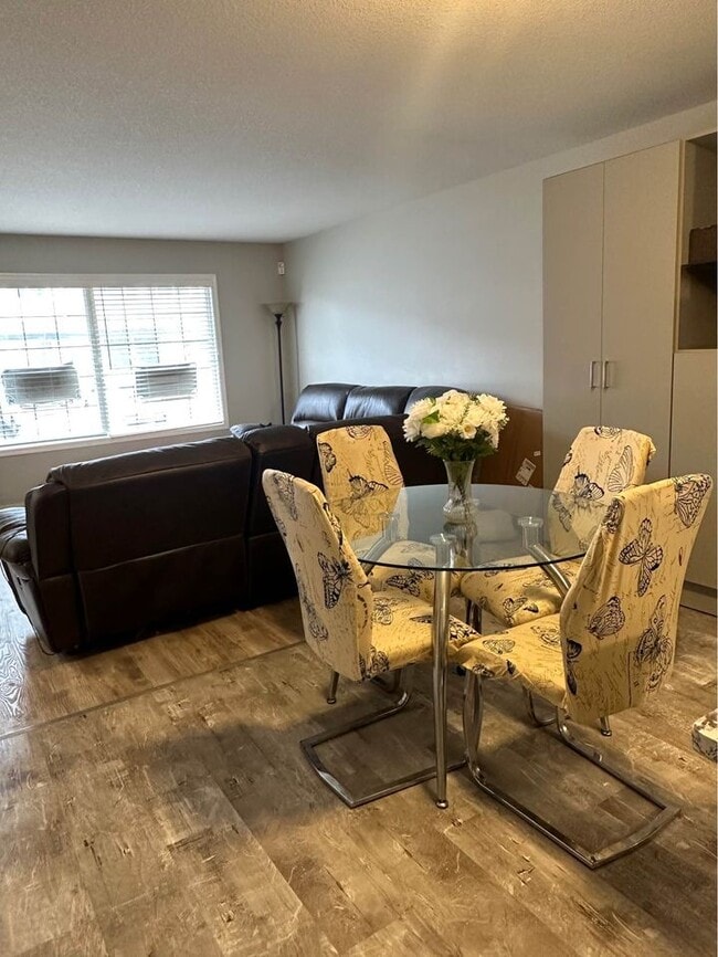Dining area - 4801 Child Av