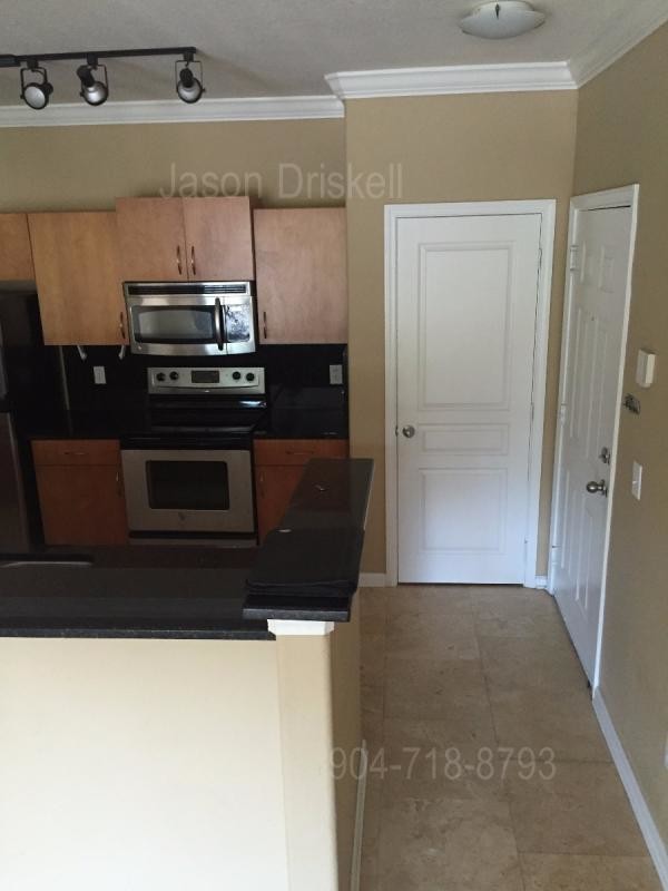 Foto del edificio - 2BR/BA Corner Unit with Lots of Windows!