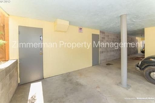 Building Photo - 1526 Willamette Alley