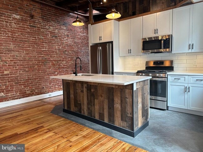 Building Photo - 115 W 13th St