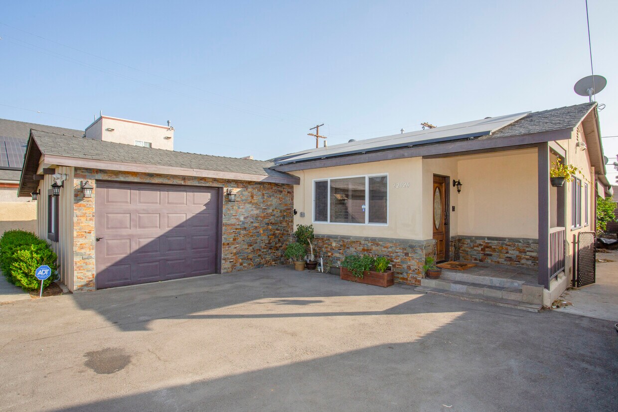 Primary Photo - 22020 Saticoy St