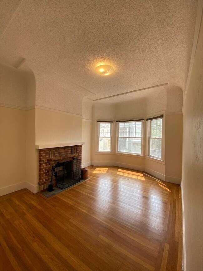 Building Photo - Single Family Home Available Now