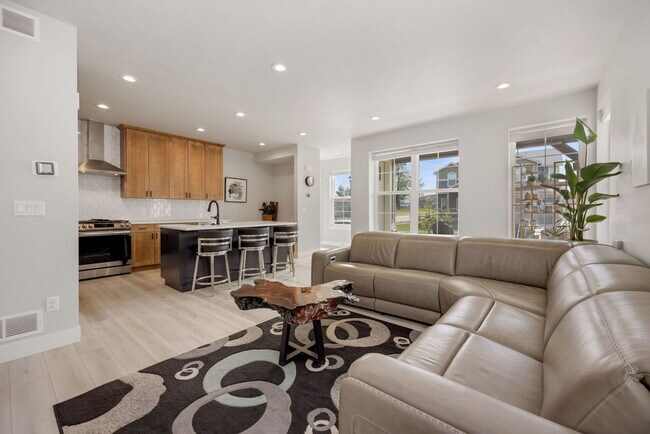 Building Photo - 685 Crossbill
