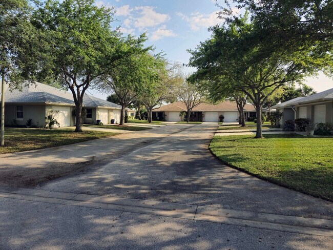 Building Photo - 1761 N Dovetail Dr