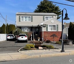 Building Photo - 908 River Dr