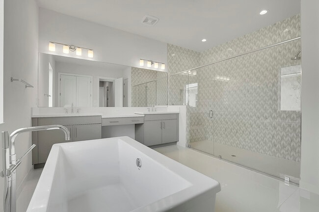 Building Photo - 9341 Crestview Cir