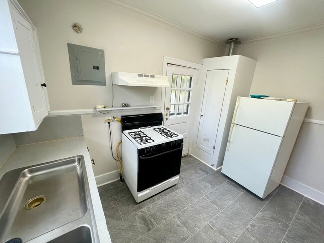 Building Photo - Charming 1-Bedroom Apartment in Belhaven H...