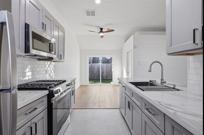 Foto del edificio - 6327 Southwood Ct N