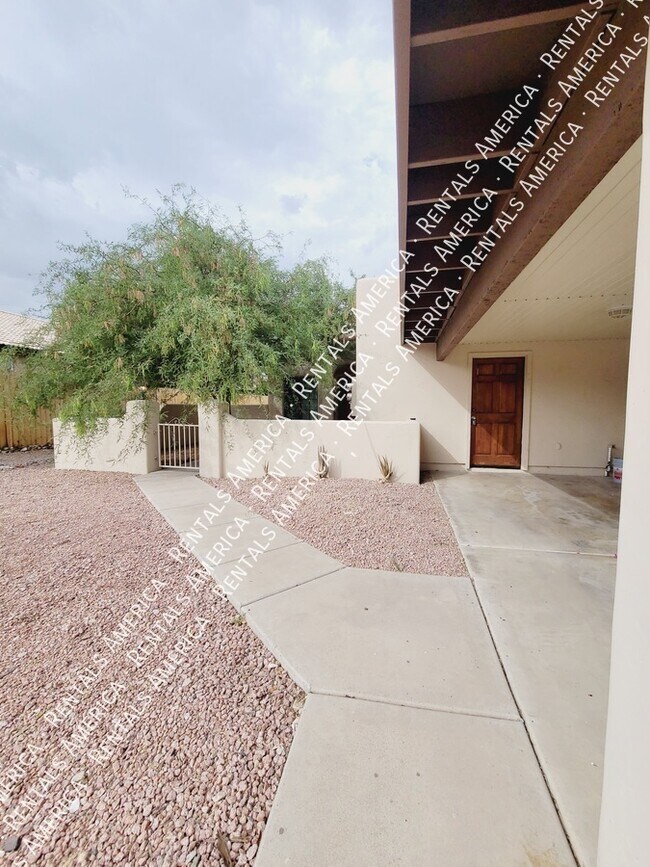 Building Photo - 13831 N Kendall Dr