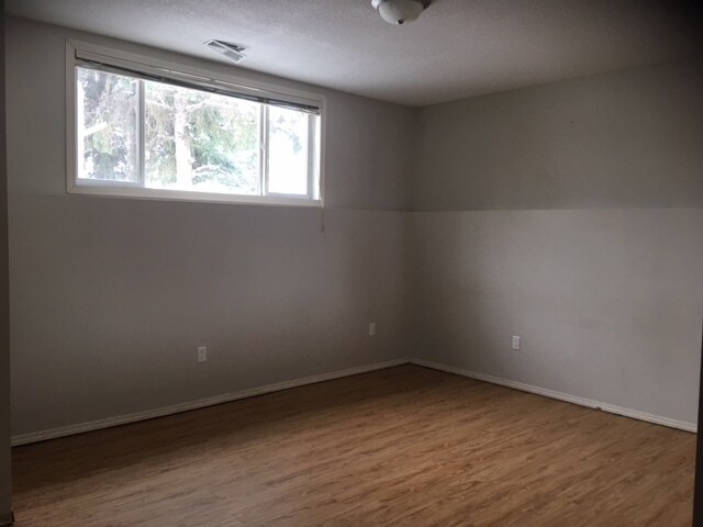 Photo du bâtiment - 2 Bed 1 Bath Unit in Olds, AB