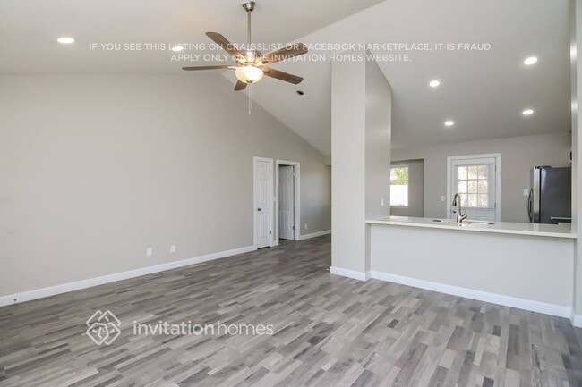 Building Photo - 3520 E Pueblo Ave