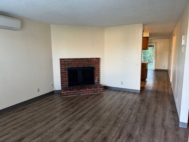 Foto del edificio - Large single level 2 bedroom 1 bath duplex in Springfield! MOVE IN SPECIAL!