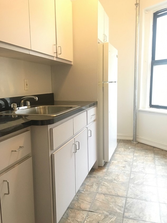 Primary Photo - 45 Thayer St