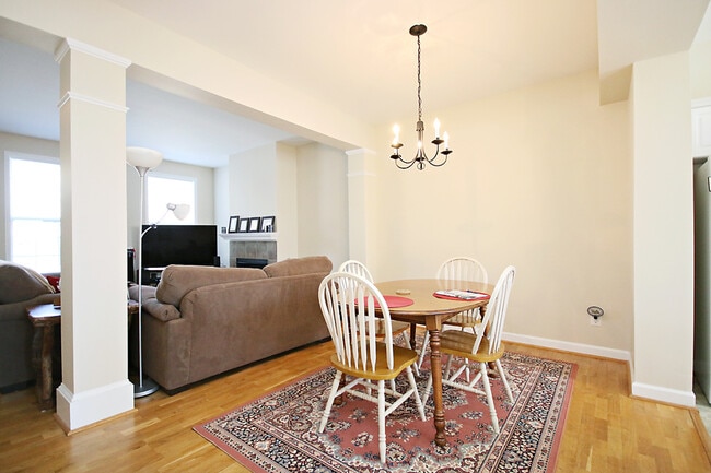 Building Photo - Cat-Friendly Rio Square Townhome